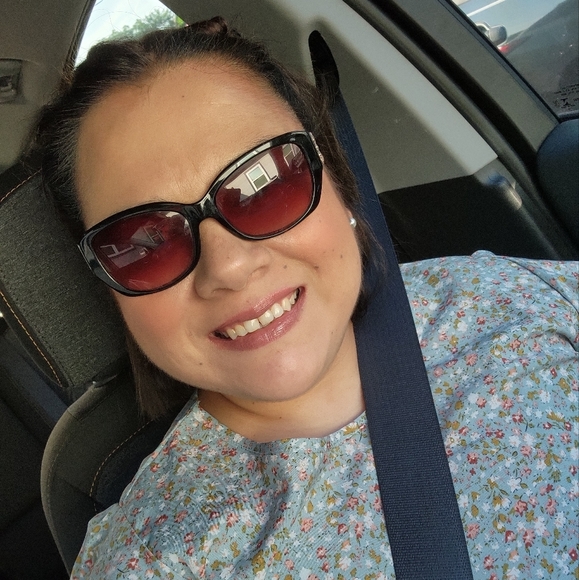 Meet your Posher, Fabiola - Picture 1 of 2